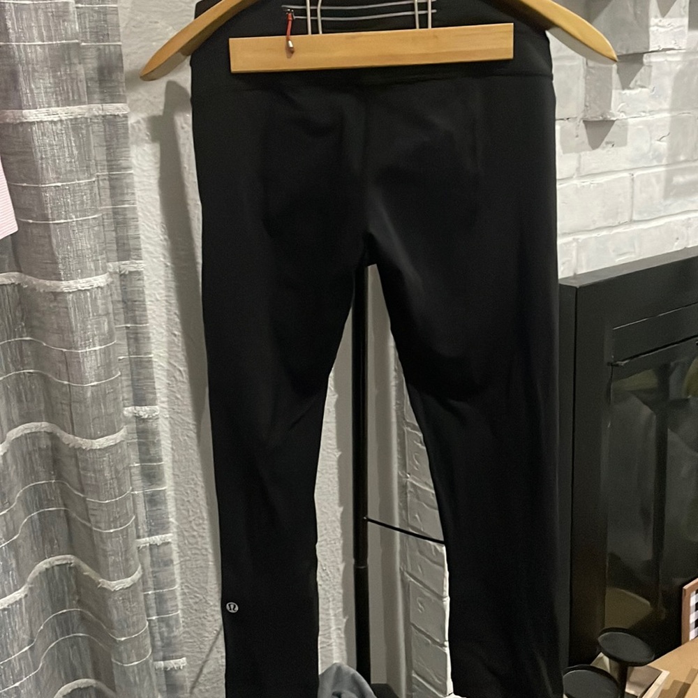 Lululemon size 6 ,black ,above the ankle .